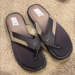 Nike Men's Black and Tan Flip-Flops
